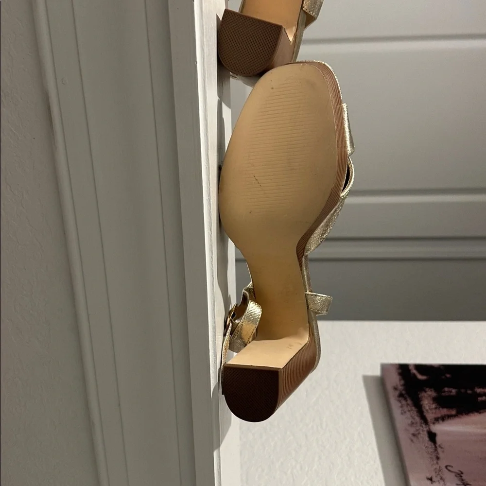 Elegant Gold Platform Sandals - Picture 4 of 5